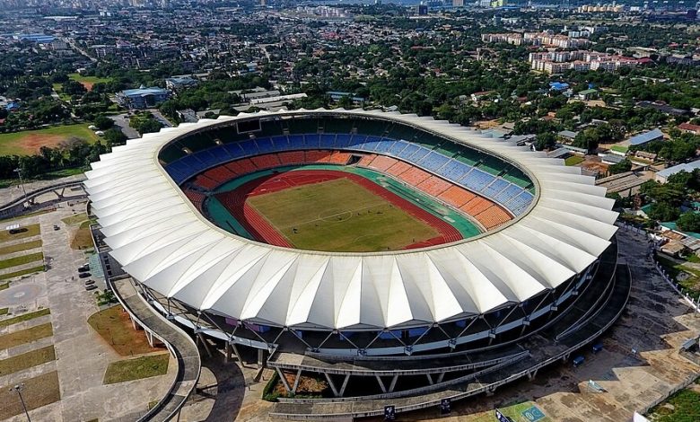 Uongozi wa Simba SC umeiandikia barua Bodi ya Ligi (TPLB) kutaka kujua kwanini taarifa ya kuhamisha uwanja kutoka Benjamin Mkapa kwenda Amaan Complex ilitolewa kwanza na Afisa Habari wa Yanga SC, Ali Kamwe badala ya Bodi ya Ligi TPLB na Bodi ikaja kutangaza siku yake ya pili ya Februari 16, 2026 baada ya Ali Kamwe kutangazwa jana yake Februari 15, 2026. Katika barua hiyo pia Simba Sports Club imehoji kanuni ipi imetumika kuhamisha uwanja maana ilitakiwa taarifa ya kuhamishwa kwa uwanja itoke kabla ya siku 21 kama kanuni inavyosema, taarifa ya kuhamishwa uwanja ilipaswa kutoka siku 21 kabla ya siku ya mechi husika