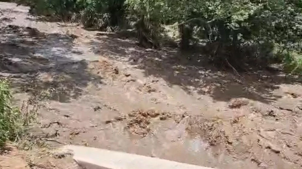 Bibi wa Miaka 70 Asombwa Maji, Akivuka mto