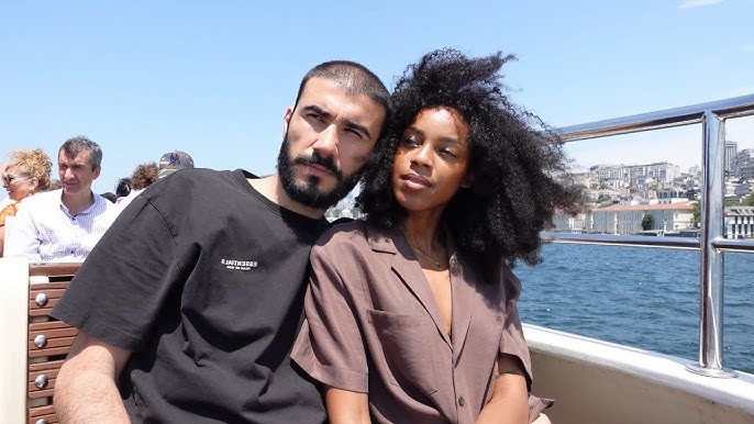 Msomi Aliyeshindwa Kueleweka Na Wanaume, Sasa Hivi Anadunda Na Mume Mturuki!