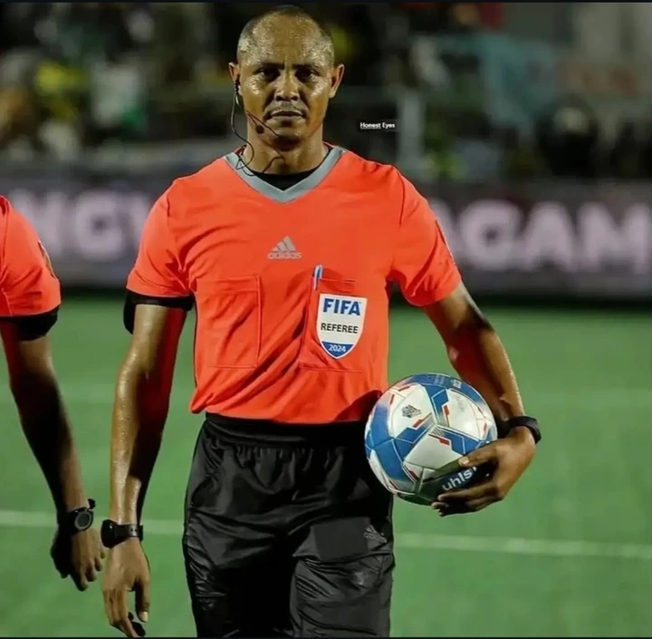 Mashabiki Wamjia Juu Mwamuzi Arajiga Kutokana na Tukio Hili Mechi ya Yanga na Azam