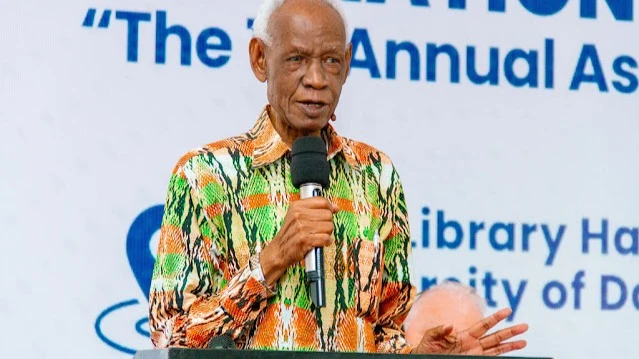 Jaji Warioba Aanguka Wakati Akihutubia Mkutano